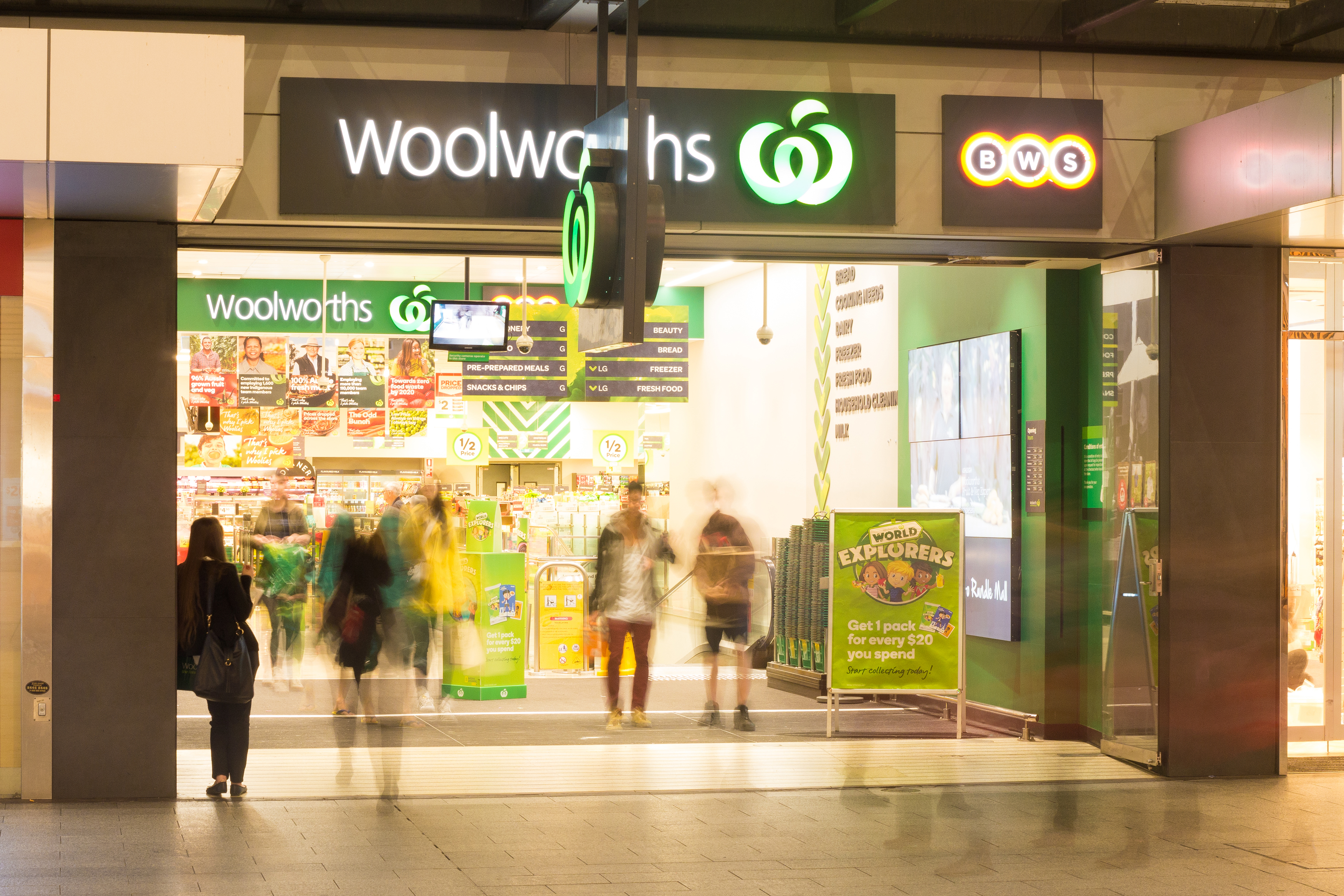 Article image for Woolworths staff to receive $1000 gifts as thanks for working during COVID-19 pandemic