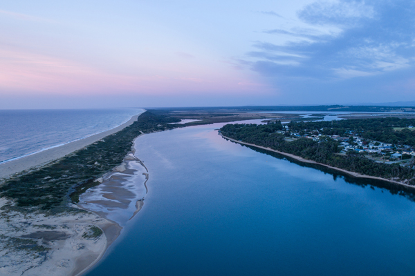 Article image for Anger as Melbourne couple flouts COVID-19 rules, putting coastal hamlet at risk