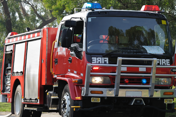 Article image for Balmy winds fuel fire near Ballarat and spark hundreds of calls for help