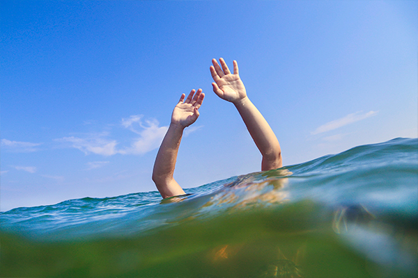 Article image for Hero pair rescue five kids in trouble in the water at Frankston beach 