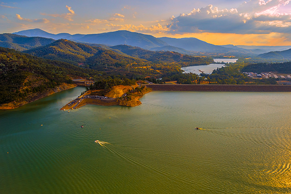 Article image for Lake Eildon health warning issued as peak tourist season approaches