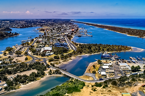 Article image for Pub, winery and supermarket added to list of possible COVID-19 exposure sites at Lakes Entrance