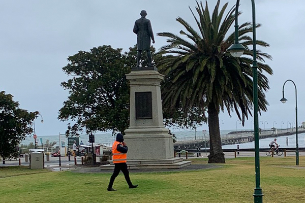 Article image for Security guards protect Captain Cook statue from vandals