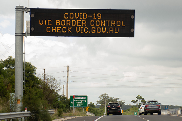 Article image for Border checkpoint removal begins as Victoria downgrades final red zone