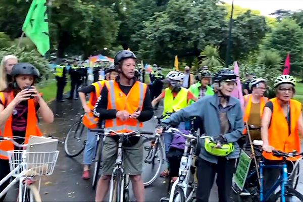 Article image for Police fail to make good on promise to remove camping protesters from Carlton Gardens