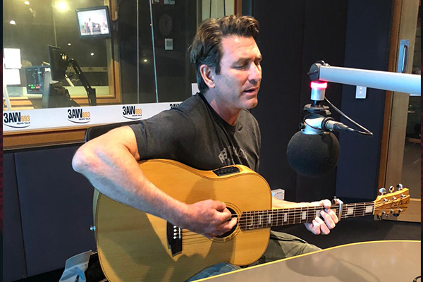 Article image for Pete Murray joins Dee Dee for a ‘beautiful’ performance, and to champion his industry