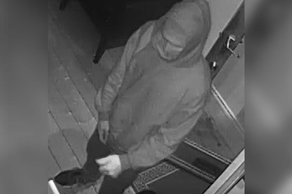 Article image for Hunt for knife-wielding robber who held up Port Melbourne business