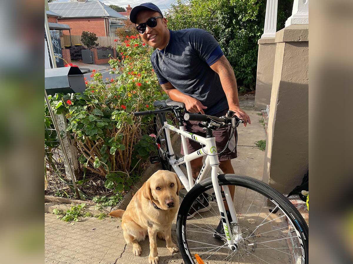 Article image for Blind man embarks on Melbourne-Sydney tandem bike ride to raise funds for Guide Dogs Victoria