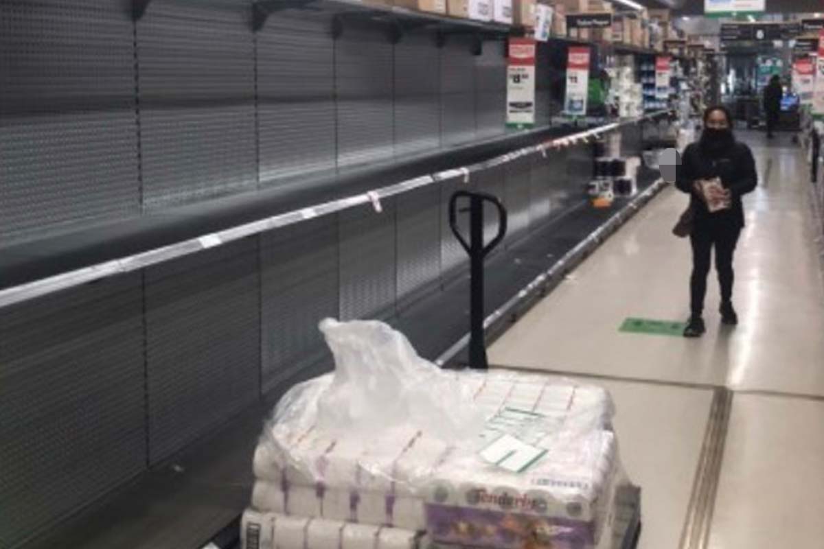 Article image for Supermarkets introduce toilet paper limits as shoppers strip shelves again