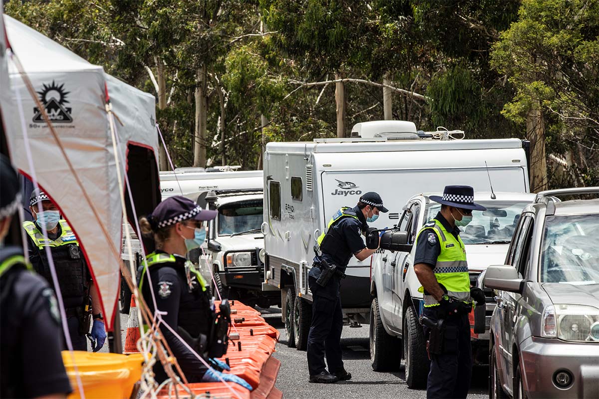 Police check cars at border checkpoint