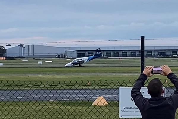 Article image for Small plane makes emergency landing at Moorabbin Airport