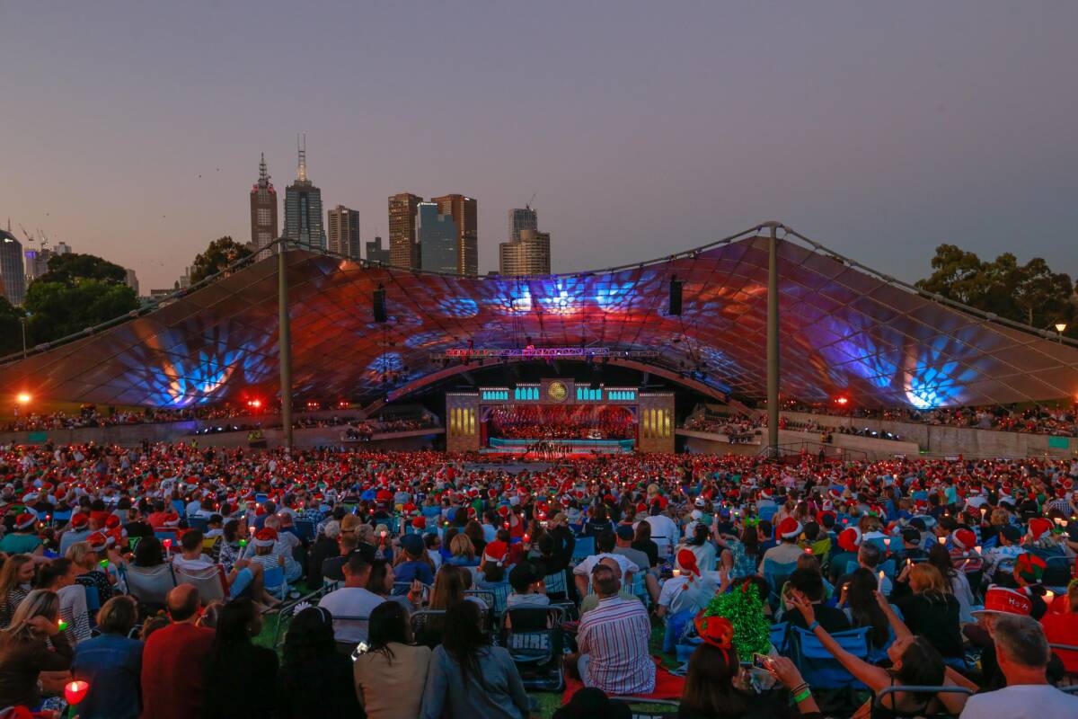 Article image for Crowds return for Carols by Candlelight!