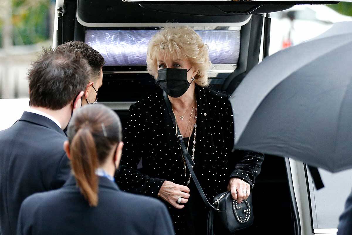 Article image for How Patti Newton did the paparazzi ‘out of business’ after Bert’s funeral