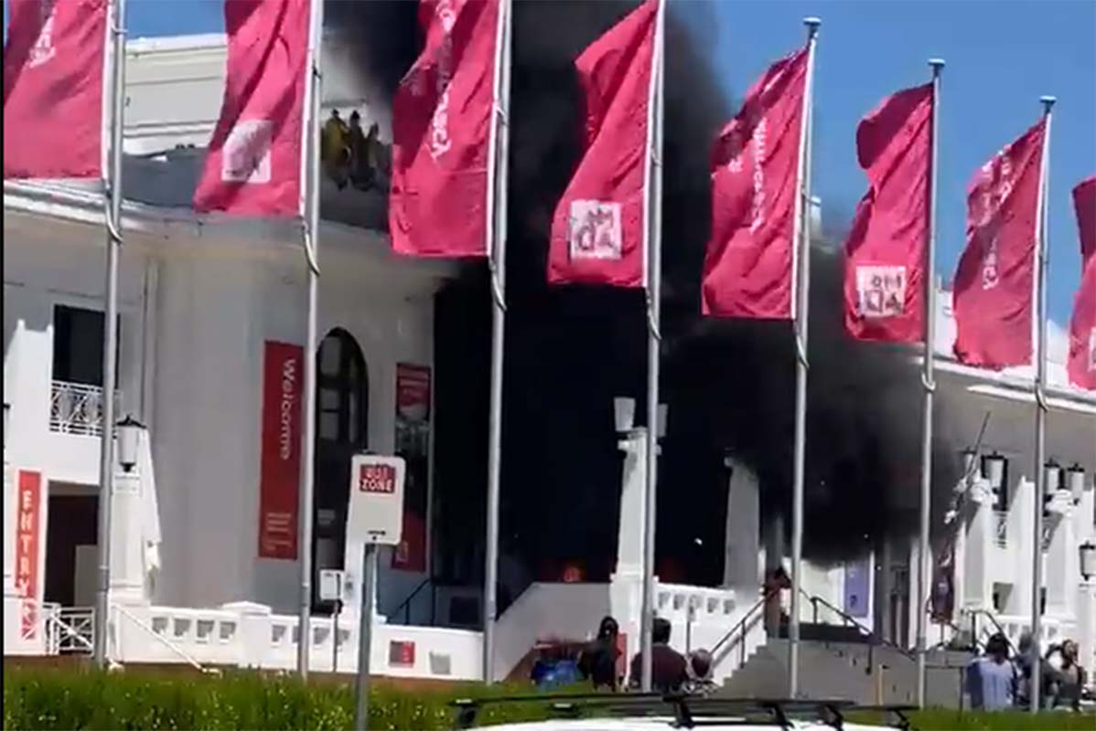 Article image for Chants of ‘let it burn’ as fire breaks out at Old Parliament House in Canberra