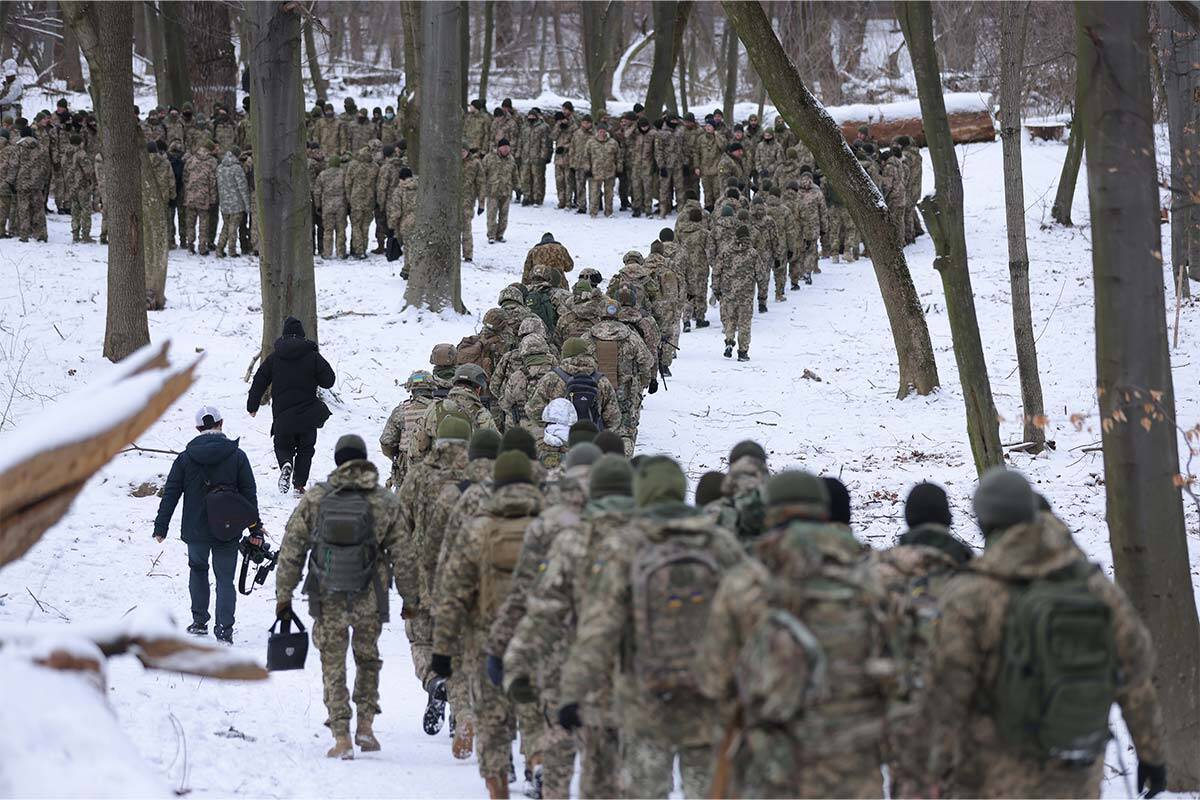 Article image for Australians urged to leave Ukraine now as conflict fears grow