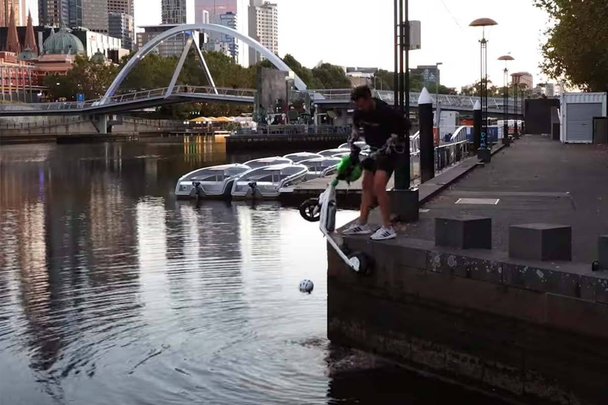 Article image for Melbourne man pulls FIVE e-scooters from the Yarra River