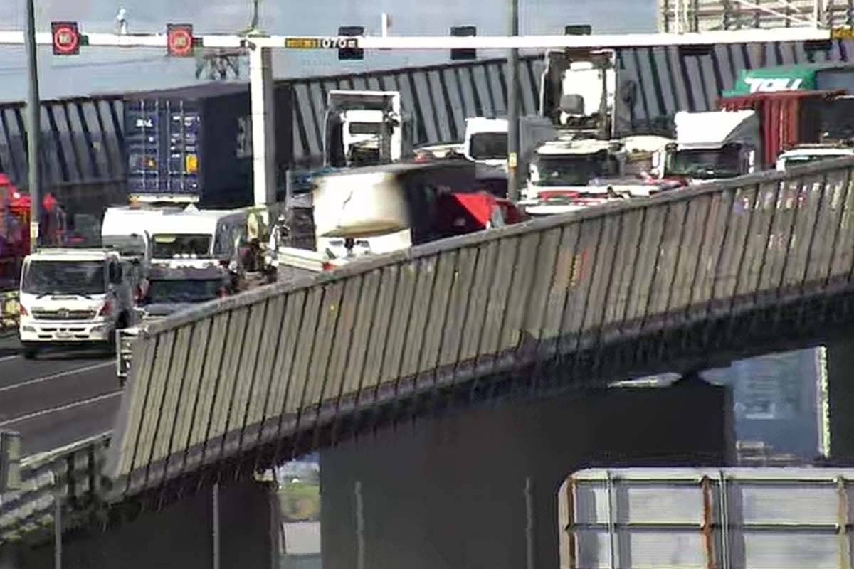 Article image for Delays after ‘nasty’ West Gate Bridge crash