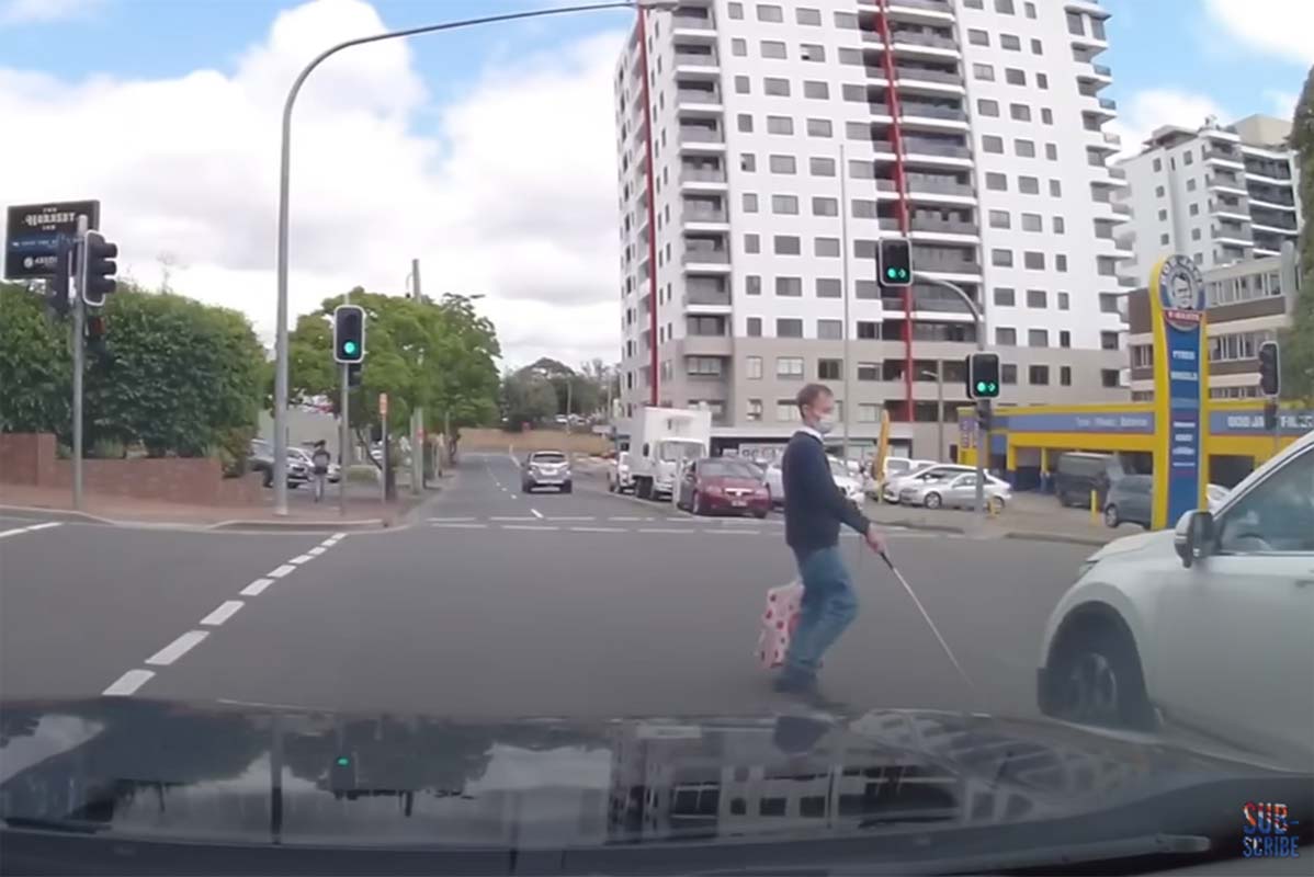 Article image for VIDEO: Acts of kindness on the roads