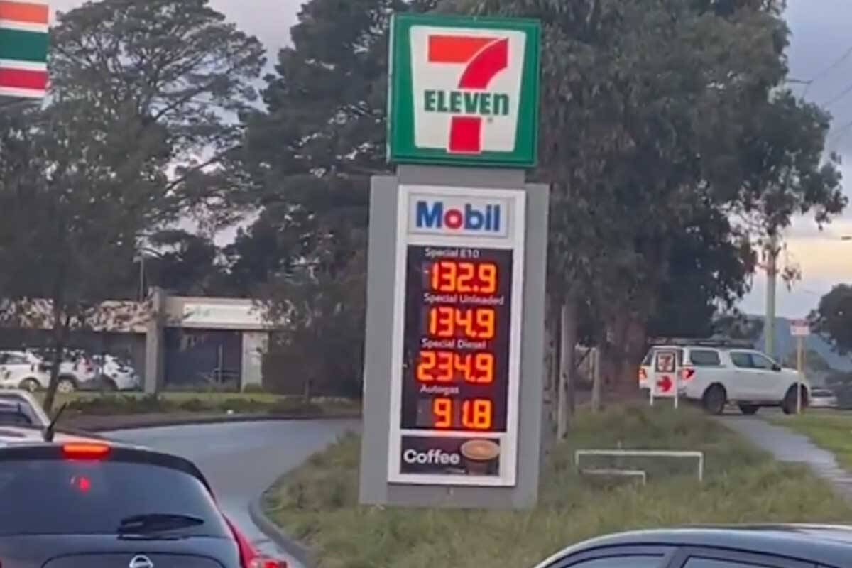 Article image for Cheap fuel sees drivers swarm on suburban petrol station