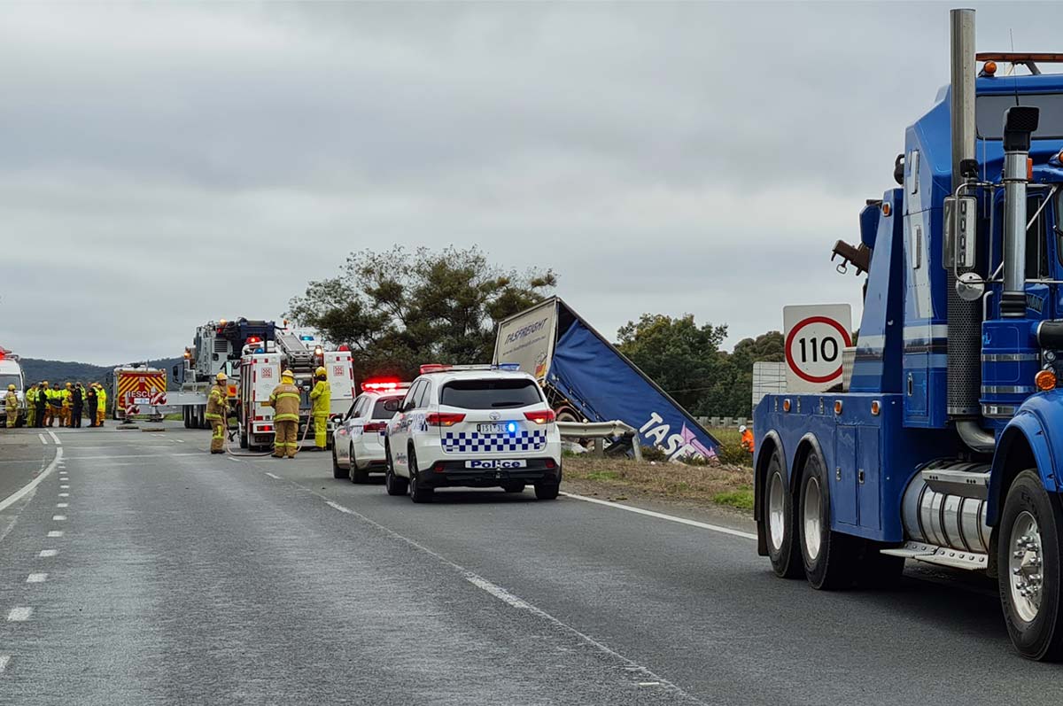 Article image for Fatal truck crash forces closure of Western Freeway