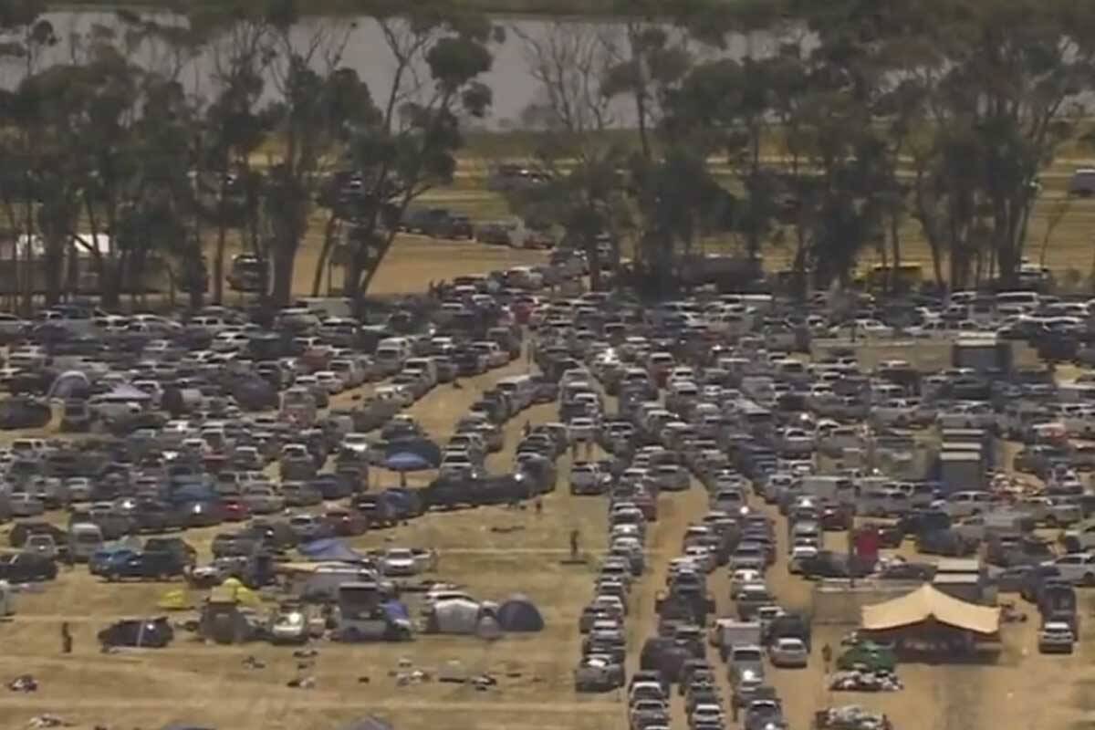 Article image for Traffic chaos leaves festival-goers frustrated and sweltering
