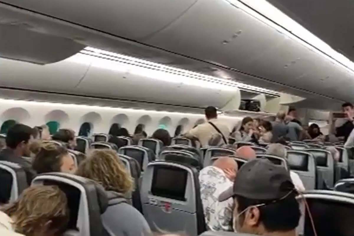 Article image for Jetstar debacle: Passengers trapped on plane for more than seven hours