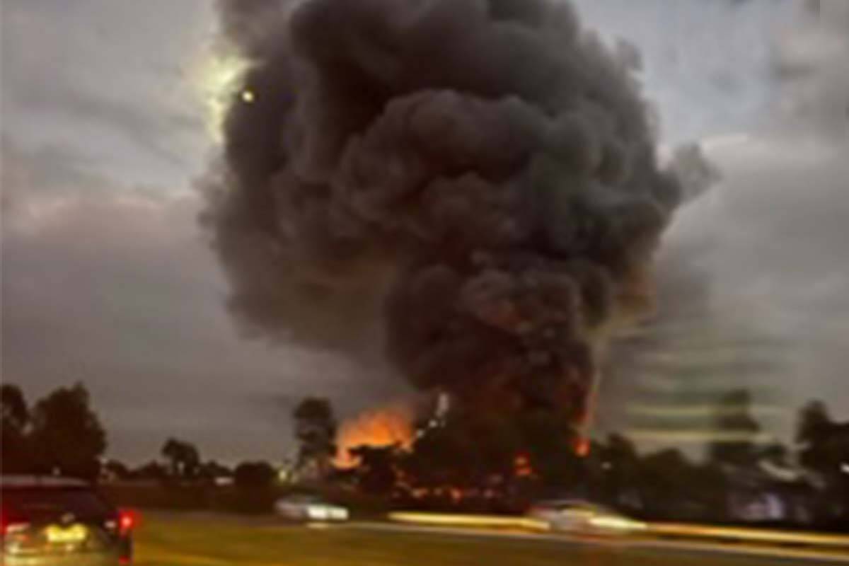 Article image for Residents urged to shelter inside as firefighters battle blaze in Melbourne’s south-east