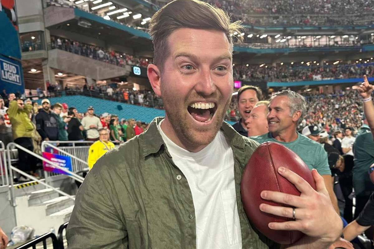 Article image for VIDEO: Melbourne man catches winning Superbowl ball!