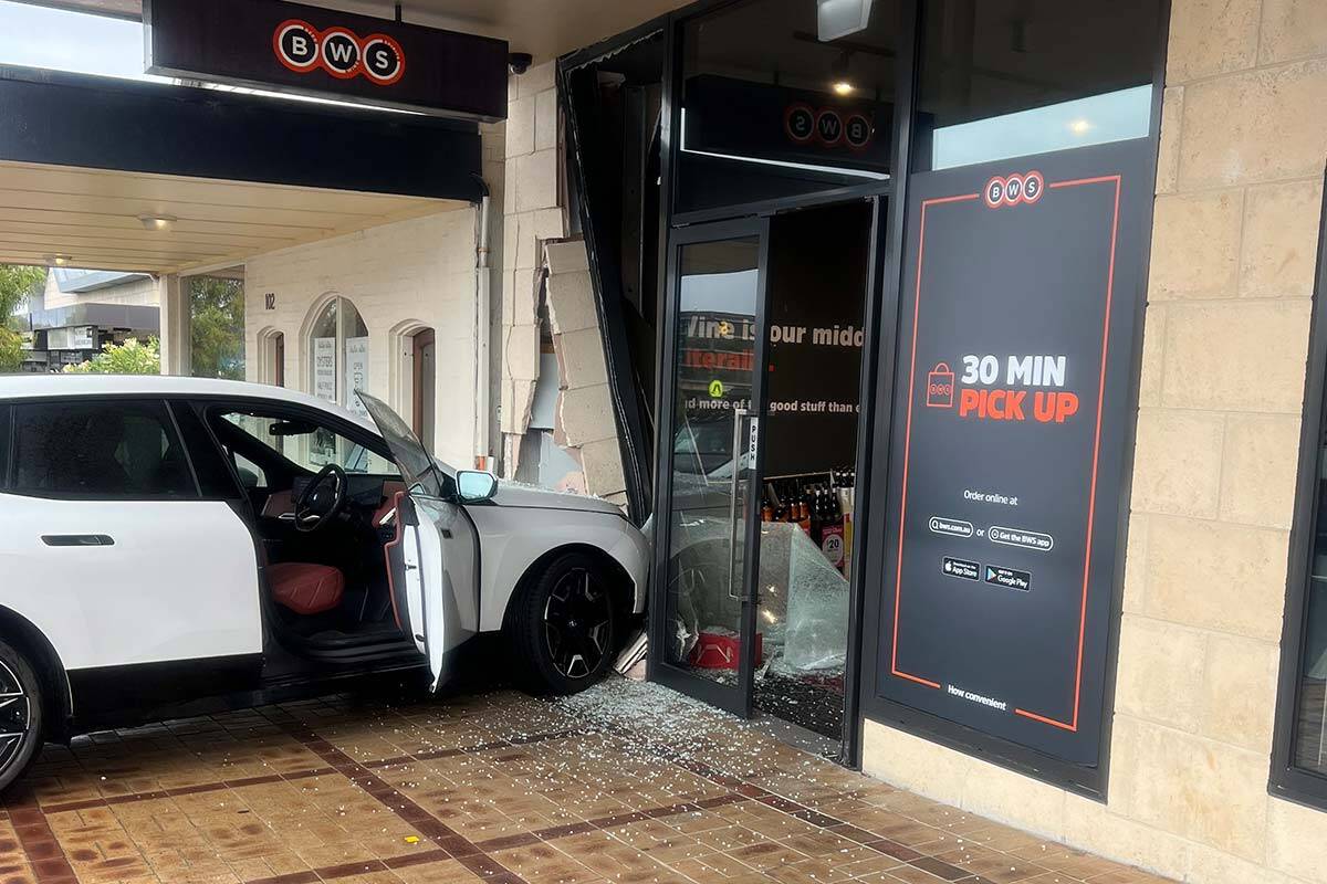 Article image for Car smashes into Sorrento bottle shop