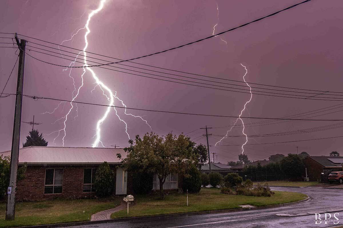 Article image for Surprise storm cell smashes Melbourne, Geelong and surrounds