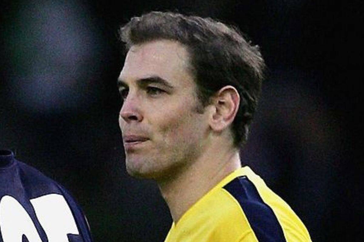Article image for Former AFL umpire calls for the bounce to be scrapped