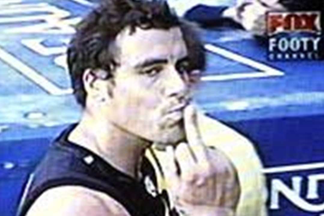 Article image for Matthew Richardson explains WHY he gave a fan the finger in 2004!