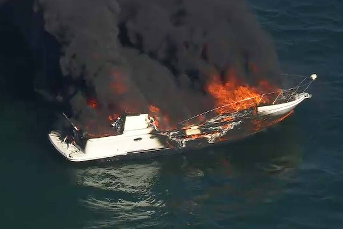 Article image for Boat sinks in Port Phillip after ‘enormous’ fire