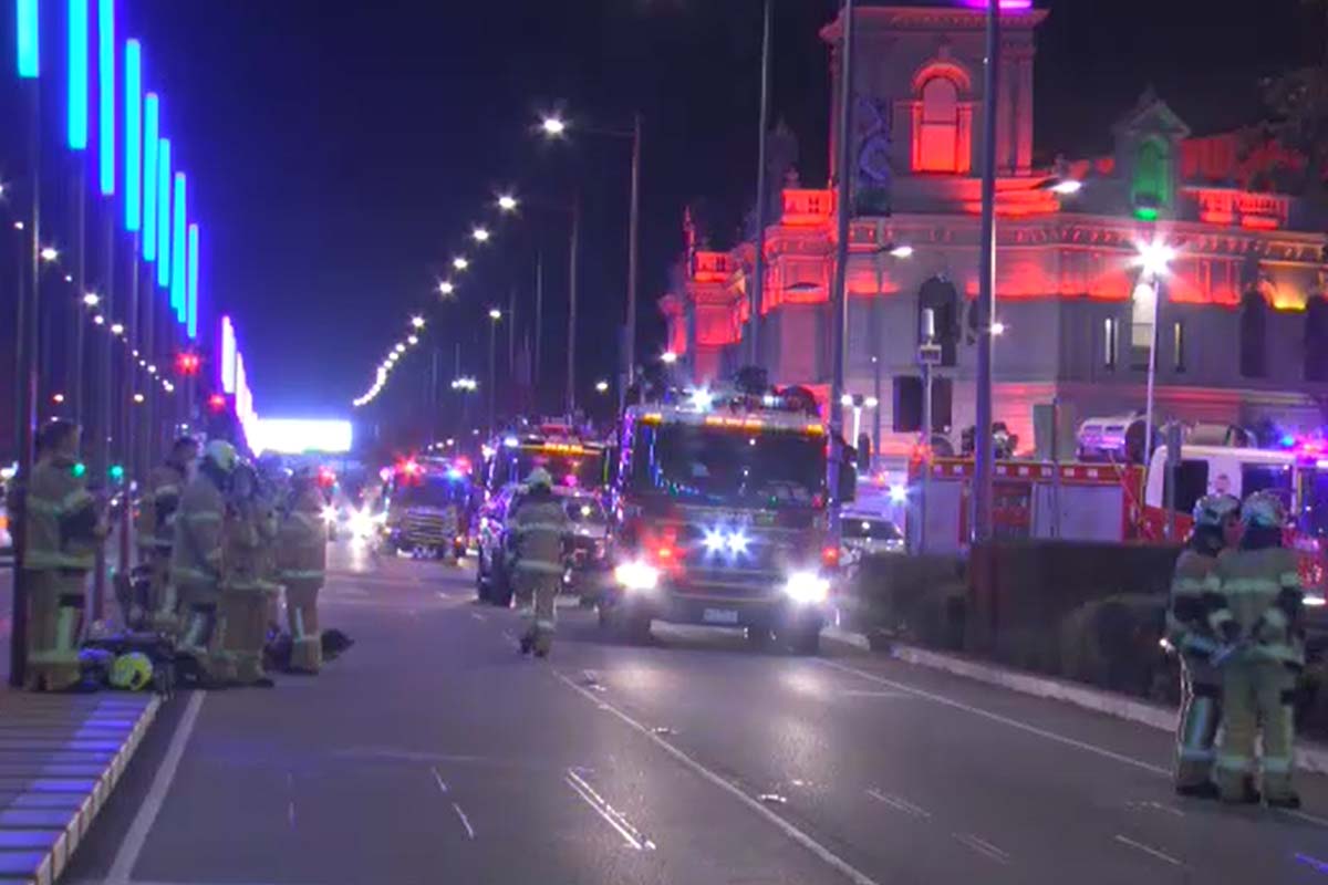More than 100 firefighters battle Dandenong supermarket fire
