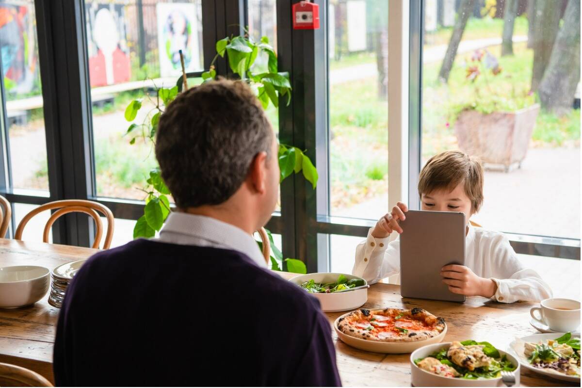 Article image for Should kids use screens at restaurants? An expert weighs in