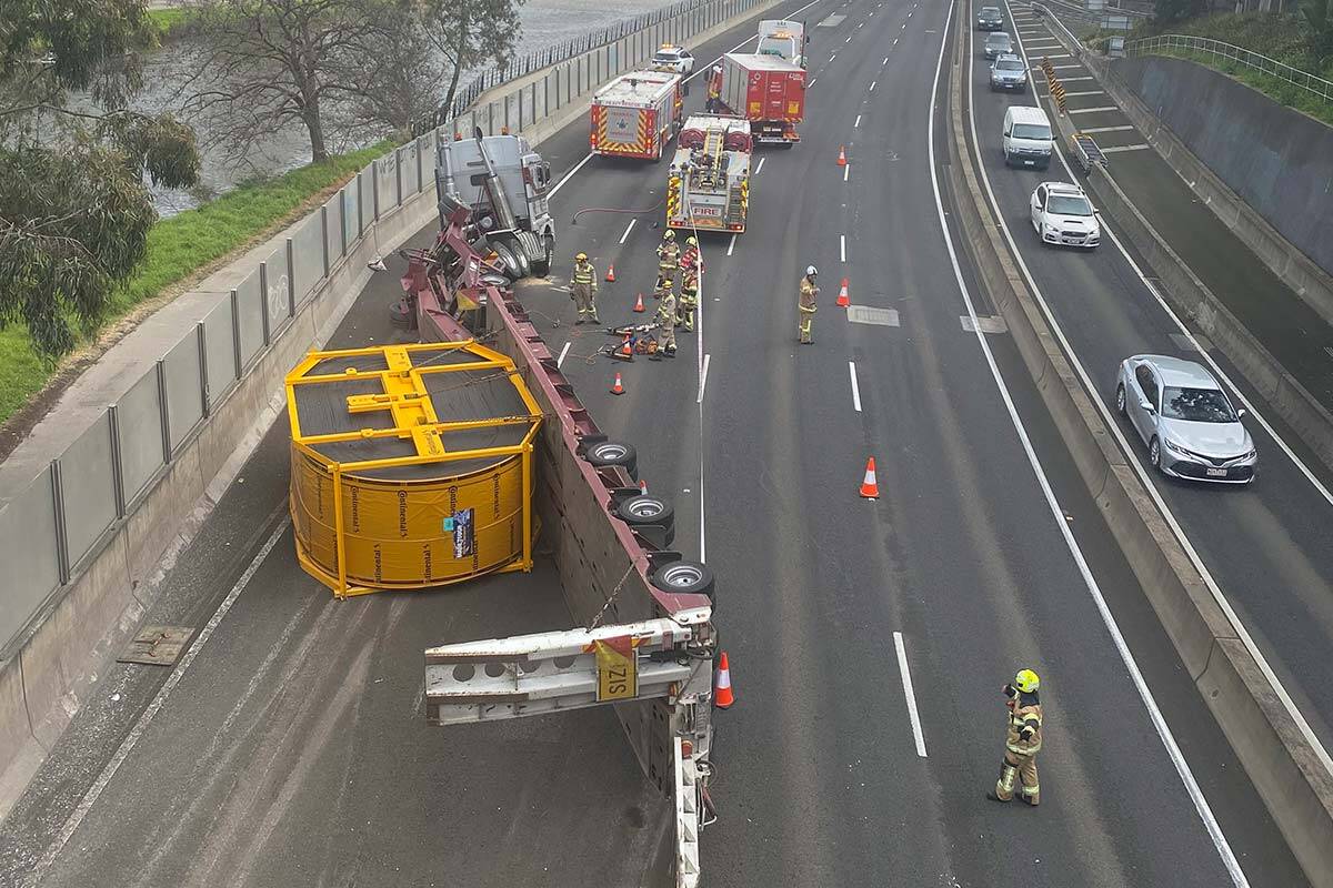 Article image for TRAFFIC CHAOS: Trailer rollover brings Monash to standstill