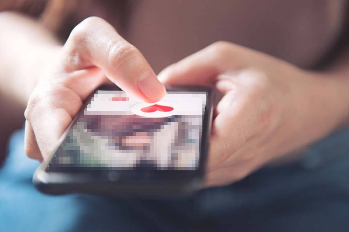 Article image for Popular dating app sued over blurry photos