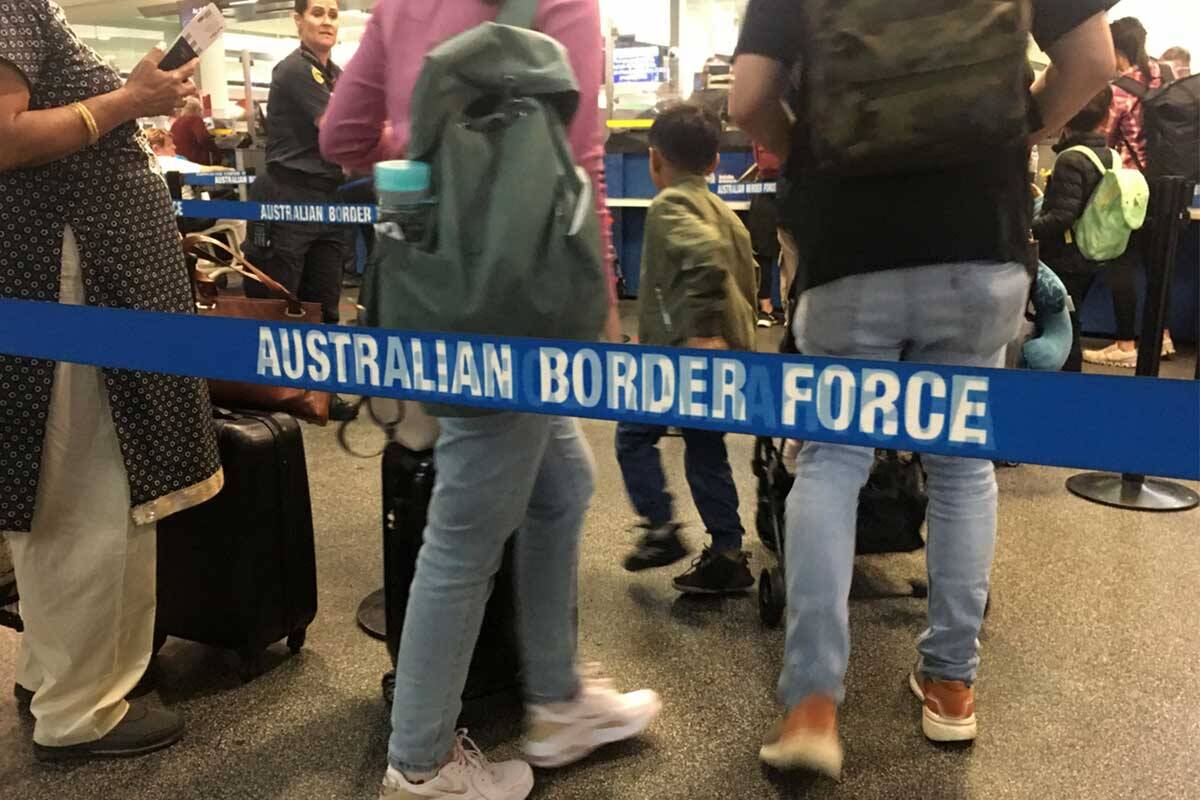 Article image for Former Immigration Department deputy secretary issues warning over record migration