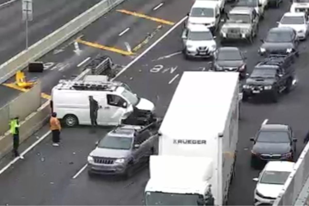 Major collision on the West Gate Freeway causes traffic chaos in peak hour