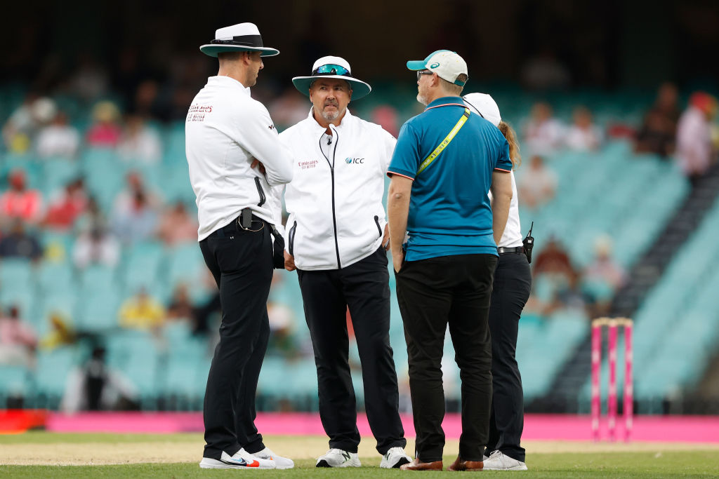 Article image for Australian cricketing great calls for change to light rule in Test cricket