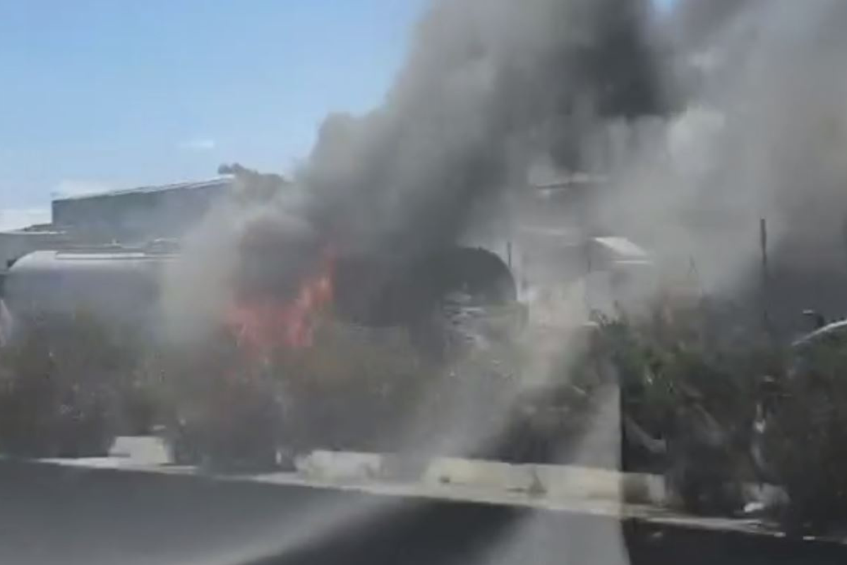 Article image for West Gate freeway fire prompts Friday afternoon traffic chaos