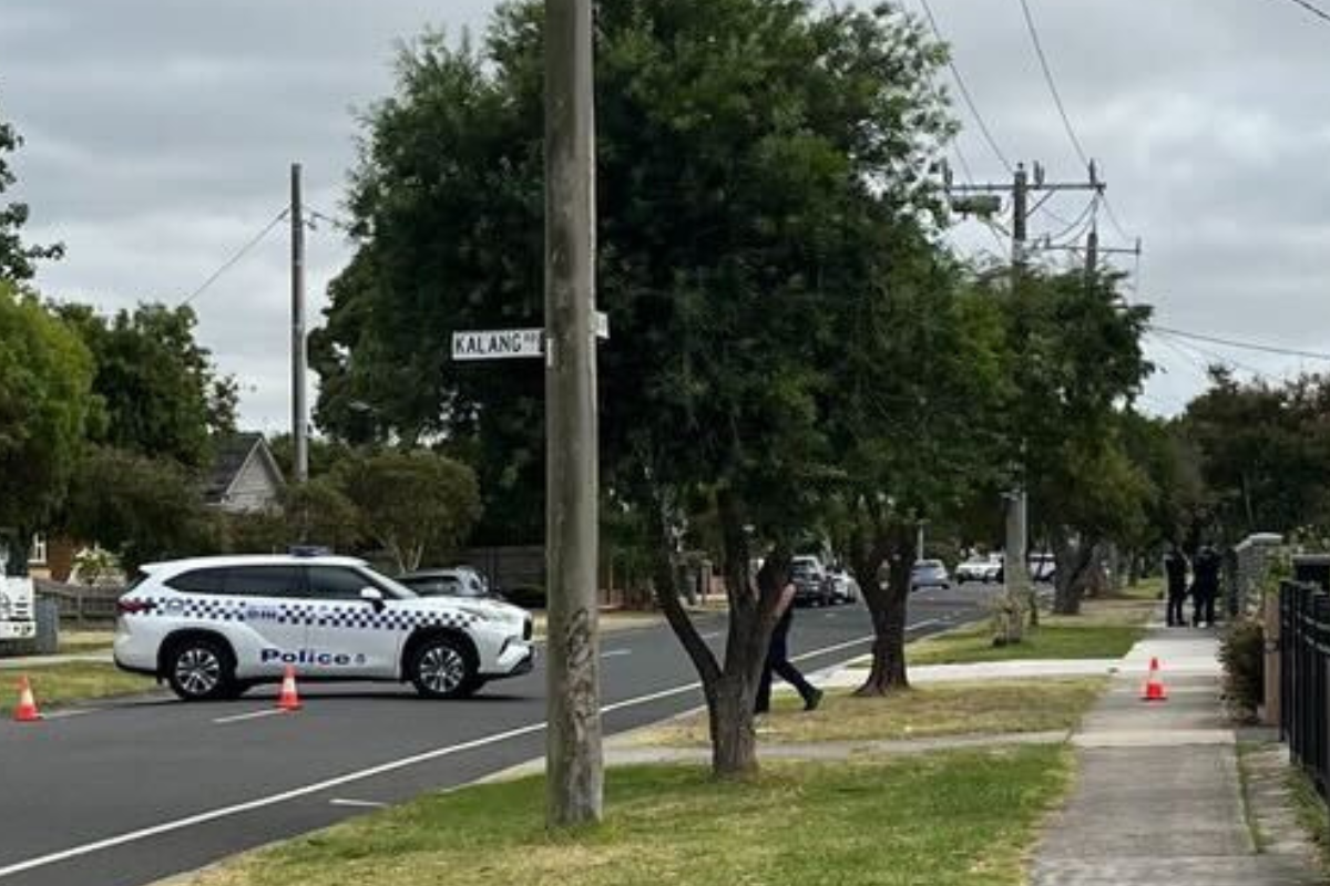Article image for Helicopter hovering over Glenroy as police swarm street