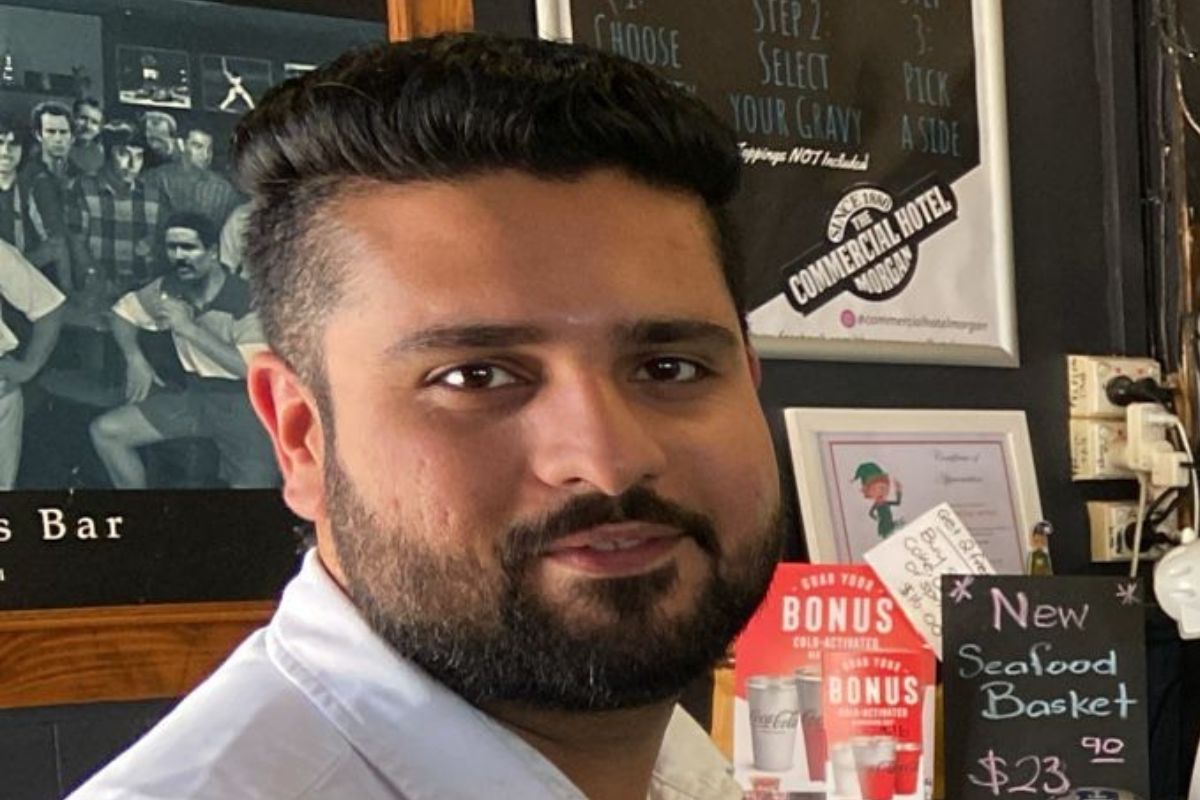 Abbas Rishiky Driver 'This is a lovely story': Taxi driver helps out two grieving sisters ...