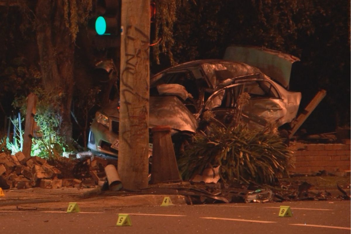 Several people on the run after fatal two car crash in Melbourne's east