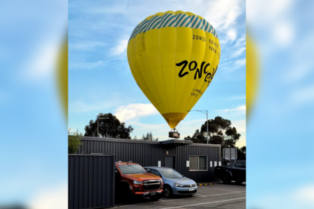 Eyewitness details dramatic unplanned hot air balloon landing in Port Melbourne