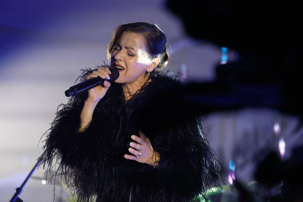Article image for Tina Arena concert descends into chaos as crowd punches on