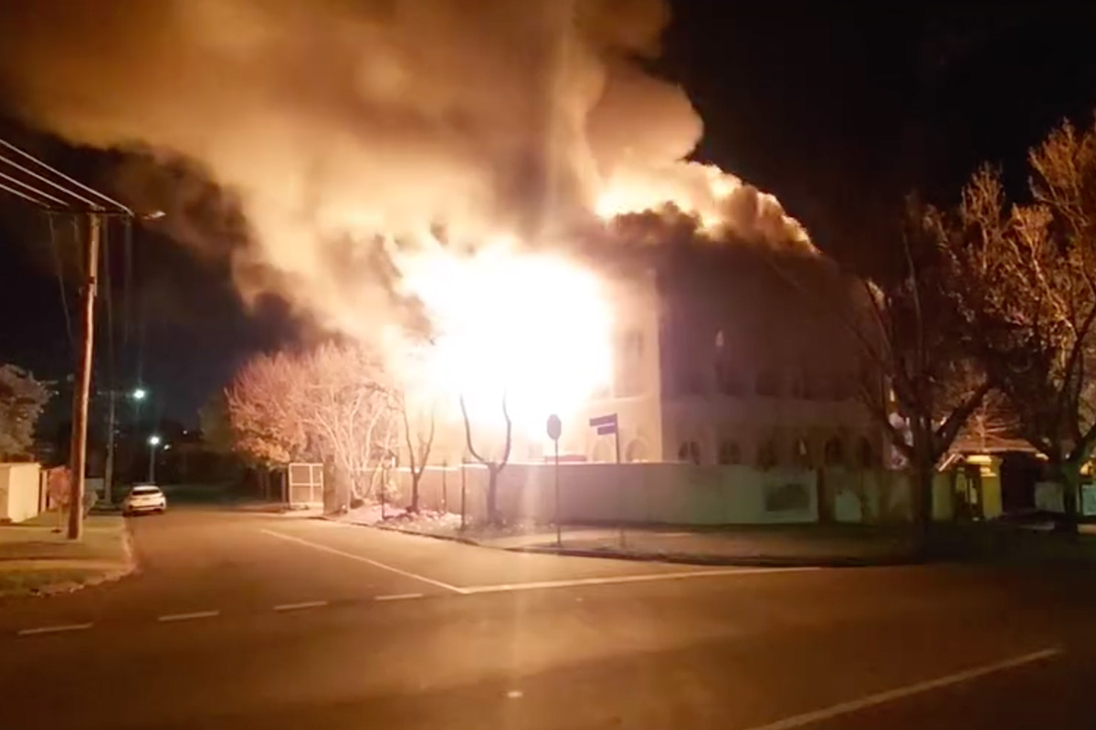 Article image for Flames rip through Toorak mansion in overnight fire