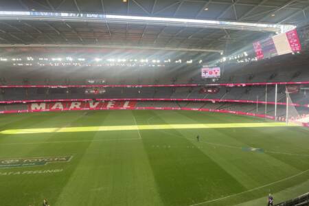 Drama at Marvel Stadium as roof unable to completely shut