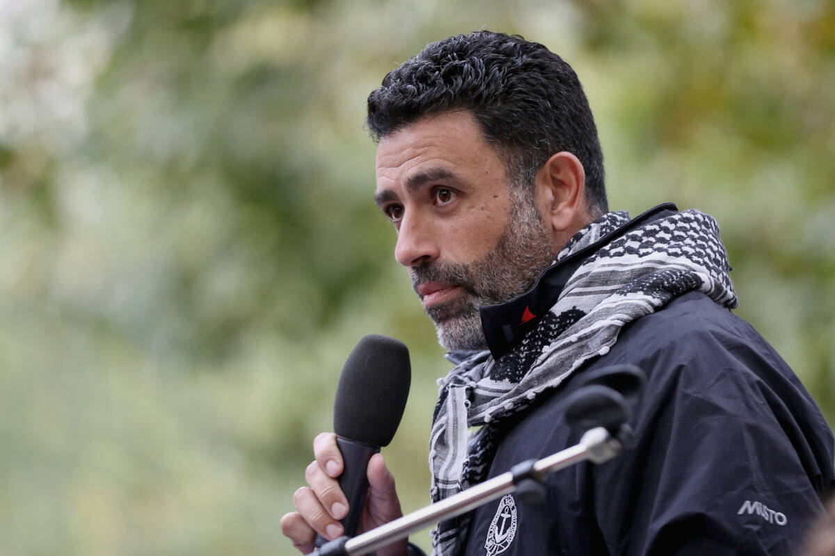 Article image for Leading pro-Palestine advocate fails to condemn burning of the Australian flag