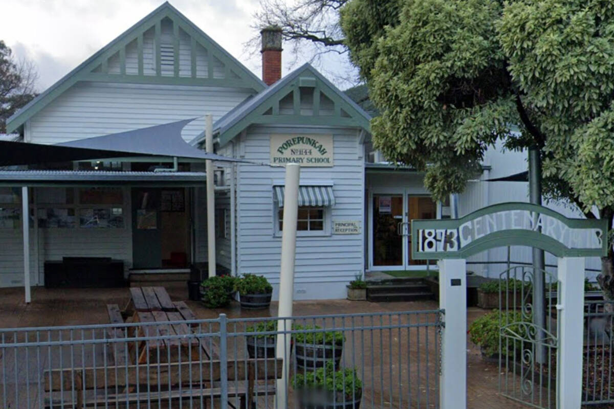 Article image for Porepunkah primary school principal details lockdown amid search for alleged gunman